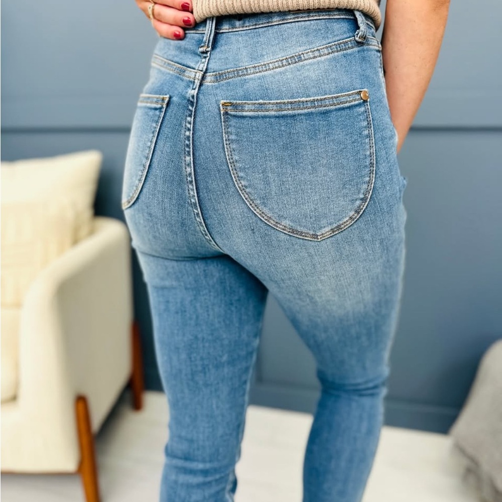 JUDY BLUE Butt Lifting/Tummy Control Stretch Jeans - Picture 4 of 12